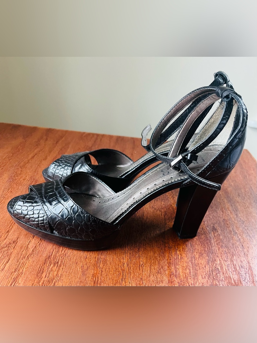 Franco Sarto Peep Toe Sandals Black Embossed Leather size 7.5